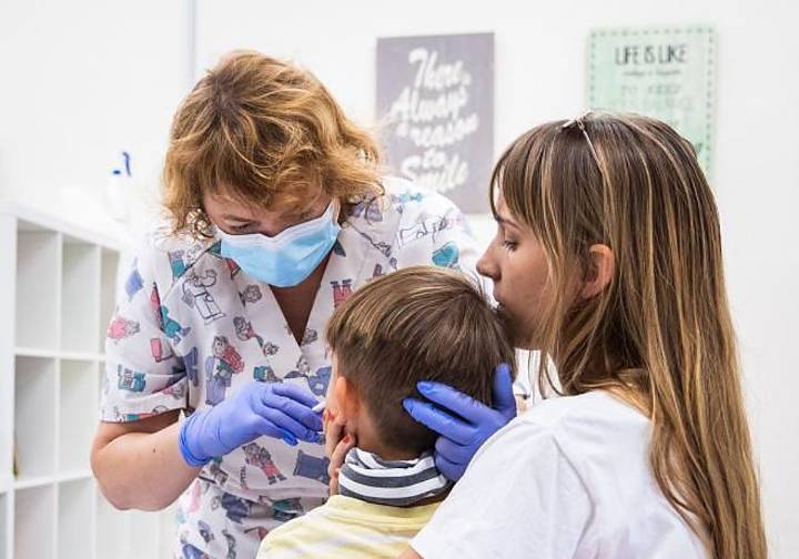 La incidencia de la gripe se duplica en Asturias en sólo una semana y Salud vuelve a insistir en el uso de la mascarilla