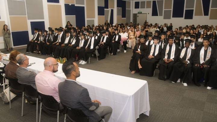 Modelos educativos flexibles impulsan la graduación de 845 jóvenes en Medellín