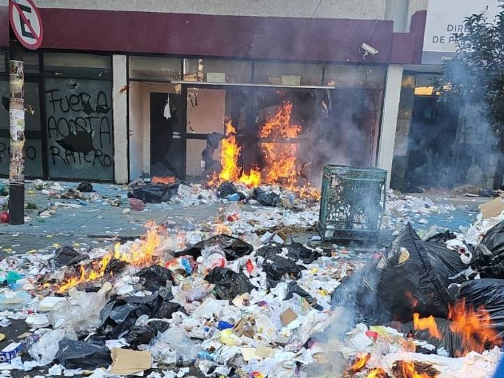 Con quema de desechos, trabajadores de limpia intensifican protesta y cierran Fray Servando