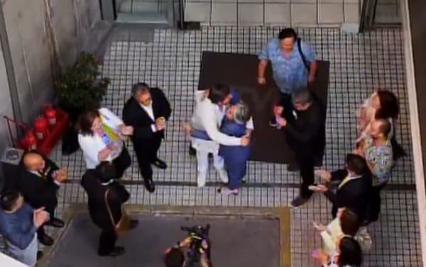 VIDEO. Con desatada performance de Bombo Fica: Así fue la llegada de Jeannette Jara al debate Anatel