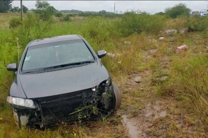 Había agua acumulada en la ruta, perdió el control y despistó