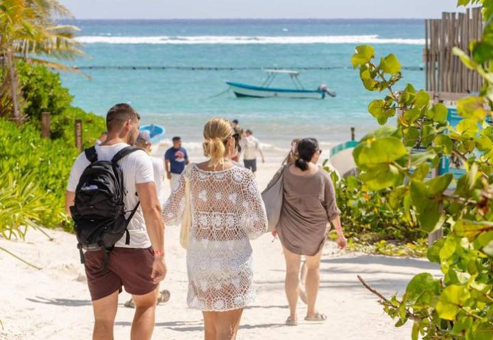 Turistas vuelven a las playas de Tulum con acceso público gratuito