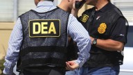 Acusan a ex agente de DEA por conspirar con el CJNG