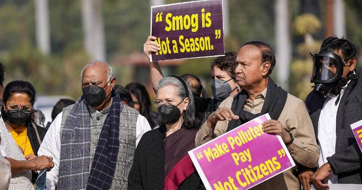 'Finding it difficult': Sonia on Delhi pollution