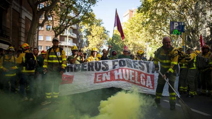 Dos detenidos y catorce heridos en una concentración de bomberos forestales de Madrid