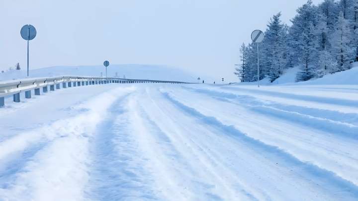 Nevadas y temperaturas de 30 grados bajo cero colapsan carretera en Siberia