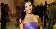 Jessica Alba Has Fans Swooning Over Her Strapless Purple Gown