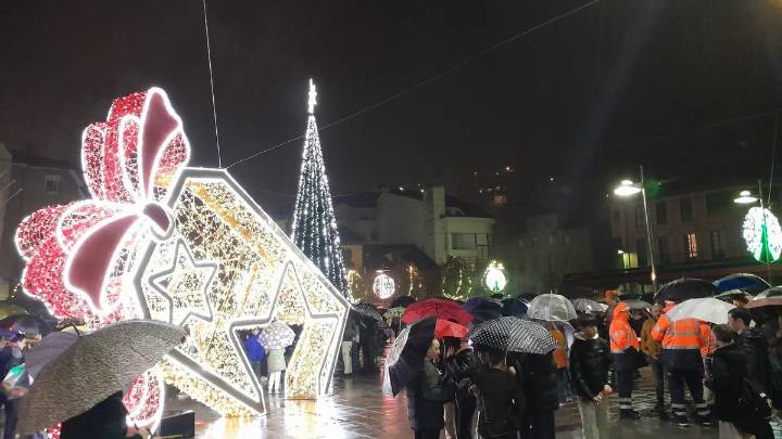 La "chispa" de la Navidad ya ilumina Laviana