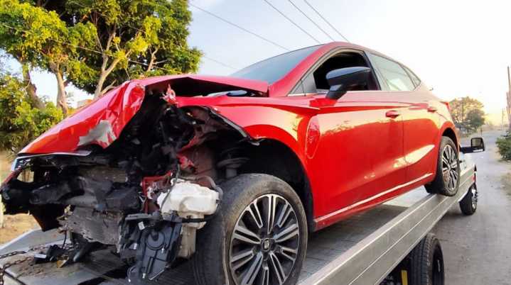 Abandonan un auto chocado en la autopista Oaxtepec