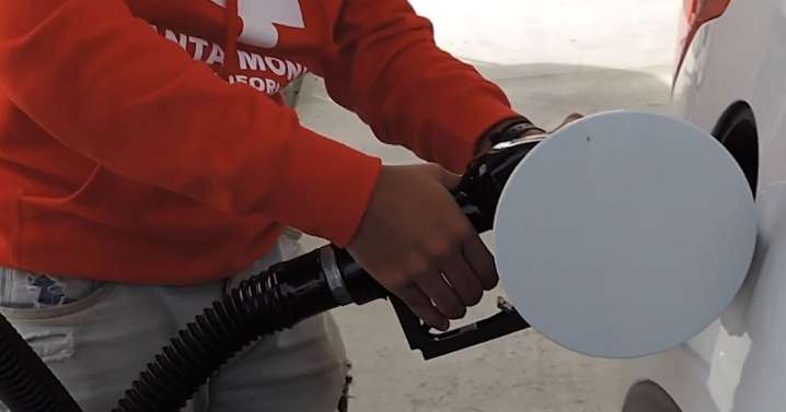 Precio de la gasolina en EE. UU. cae por debajo de 3 dólares por galón por primera vez desde 2021