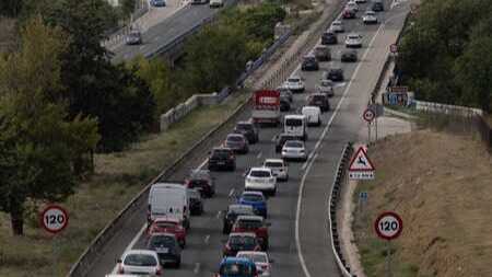 Tres accidentes complican la operación salida del puente en Madrid con retenciones en todas las autovías