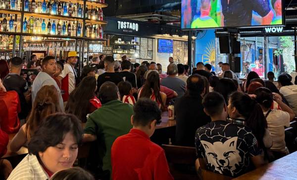 Fotos y videos.- En los bares y cervecerías de la Ciudad, los hinchas de Estudiantes celebraron el triunfo