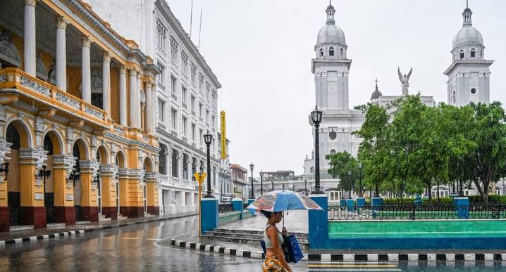 Cuba oficializa con un paquete legal la dolarización parcial de su economía