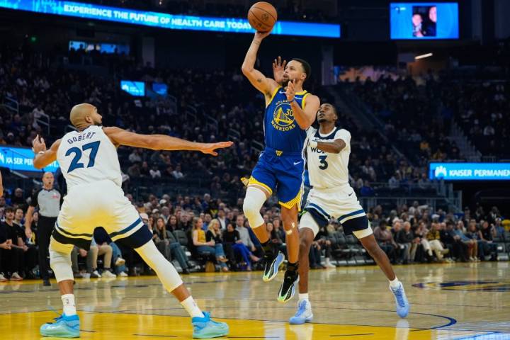 Curry scores 39 in return but Timberwolves top Warriors 127