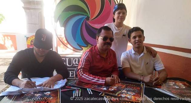 CARDENALES DE NUEVO LEÓN FIRMAN AUTÓGRAFOS A SUS FANS