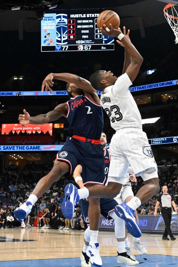 Novato Cedric Howard logra 23 puntos y 14 rebotes en victoria de Grizzlies 107