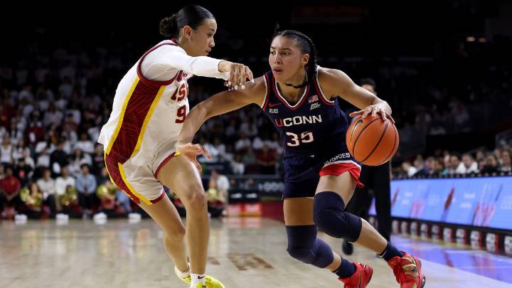 Azzi Fudd leads No. 1 UConn’s 79-51 rout of 16th-ranked USC with JuJu Watkins looking on – NBC Connecticut