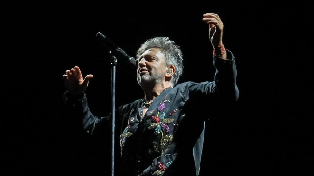 Babasónicos llenó de mística el estadio Ferro con un viaje a sus clásicos y el regreso de Carca