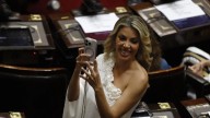 Virginia Gallardo juró como diputada vestida de blanco como una “novia”