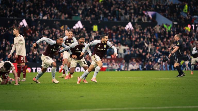Aston Villa sorprende al Arsenal y el City aprieta la cima de la Premier