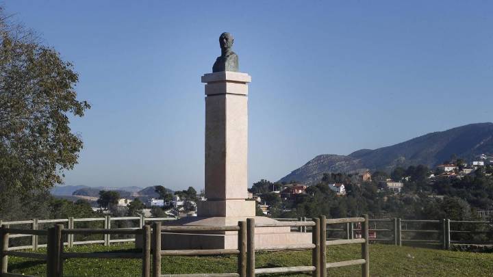En el 125 aniversari d’'Entre Naranjos'. El monument a Blasco Ibáñez