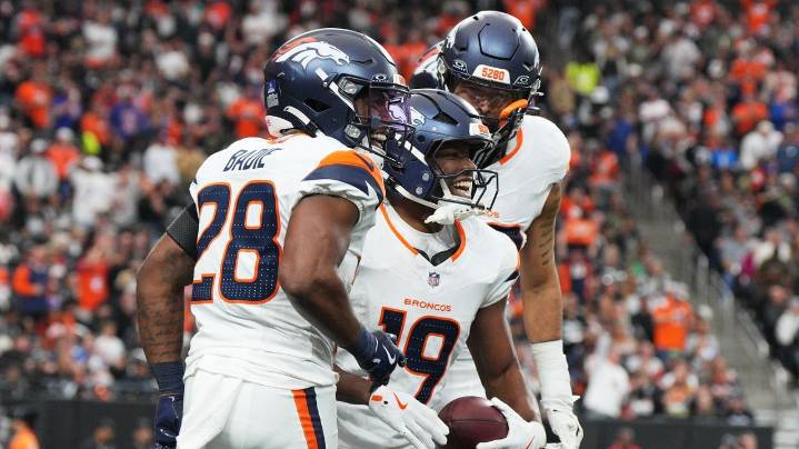 Broncos beat Raiders 24-17 to extend winning streak to 10 games as Geno Smith injured
