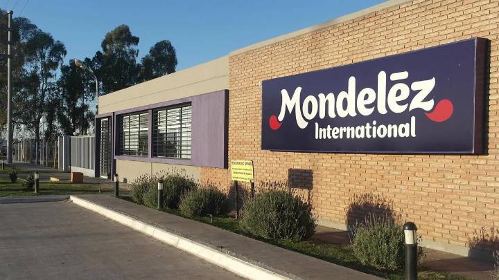 Mondelez suspende a 2.300 empleados y suma presión a la crisis laboral en la región