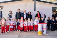 Entrega alcalde de Parral pizarrones, impermeabilizante y pintura a kinder