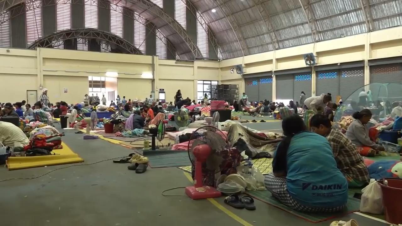 Displaced villagers sit it out for another day as fighting on Thai