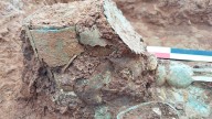 Una excavación de urgencia en un cementerio de hace 2.600 años en Grecia permite descubrir la tumba de la Dama de la Diadema Invertida