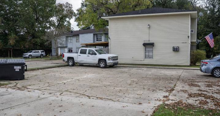 Baton Rouge deputy disciplined for not checking man's record