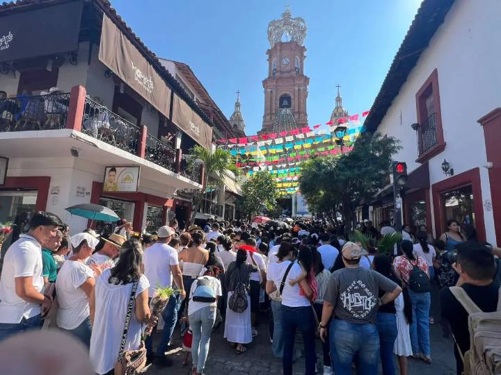Inicia multitudinaria peregrinación de los Favorecidos de Puerto Vallarta a la Guadalupana