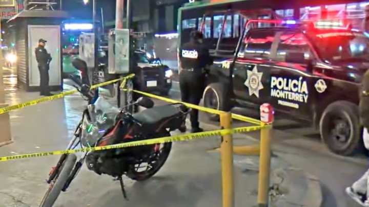 Persecución Provoca Movilización en el Centro de Monterrey; Aseguran Motocicleta