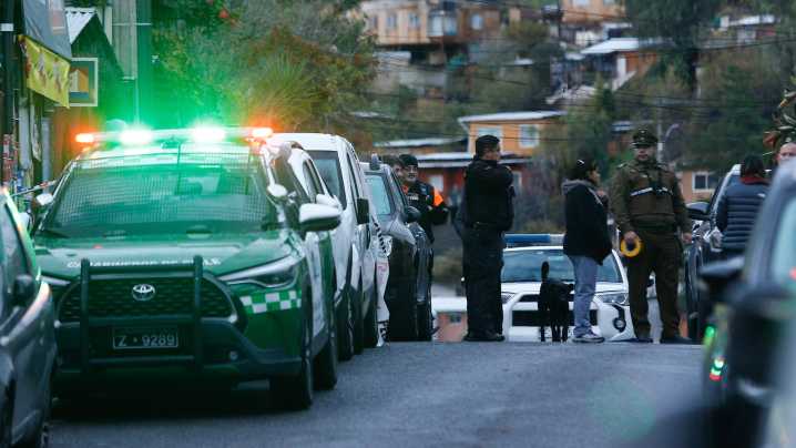 Municipalidad de Lo Barnechea anuncia desalojo en el cerro 18 por ser una "zona de alto riesgo"