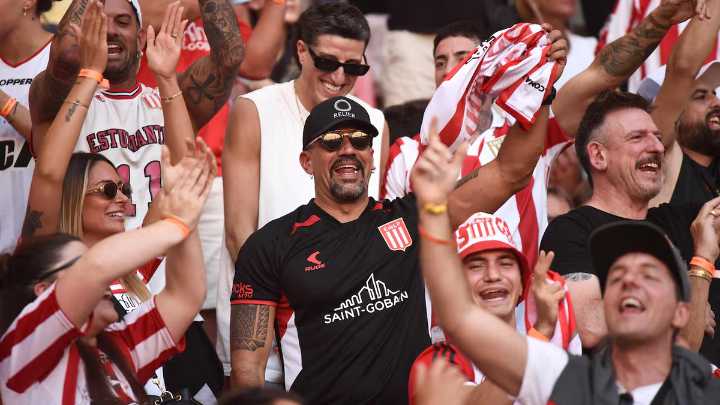 Video: el abrazo masivo de los hinchas a Verón en la tribuna tras la obtención del título