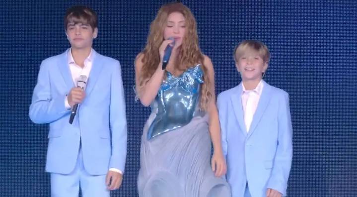 ¡Ante 45 mil personas ! Shakira cantó «Acróstico» con sus hijos, en Argentina