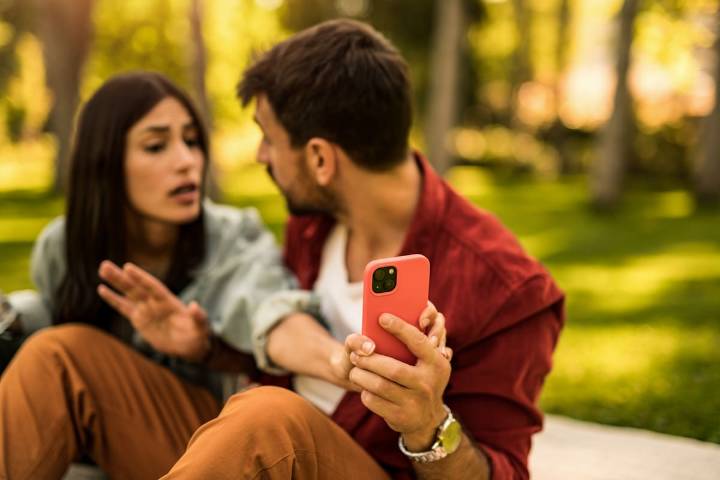 Revisar el celular, pedir contraseñas y vigilar likes: las nuevas señales de alerta en parejas jóvenes