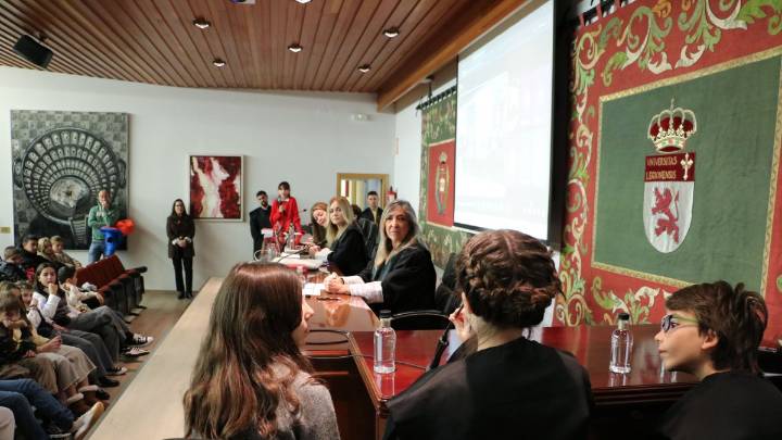 Escolares de León recrean en la Facultad de Derecho un juicio por acoso escolar basado en un caso real