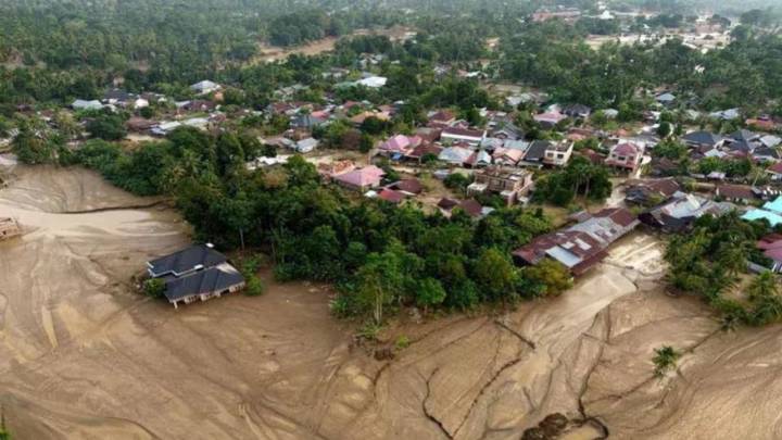 Indonesia floods and landslides kill over 1,000 as rescue efforts continue
