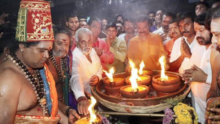 Madras HC permits peaceful hunger strike for Karthigai Deepam at Deepathoon