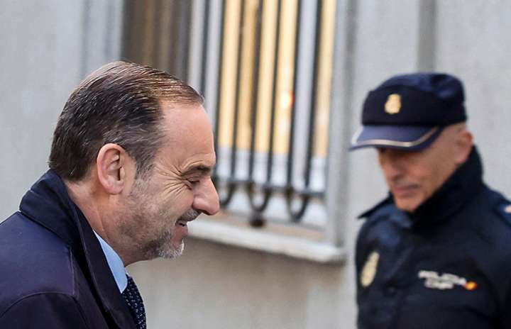Supremo español envía a juicio a exministro de Sánchez y dicta que siga en prisión