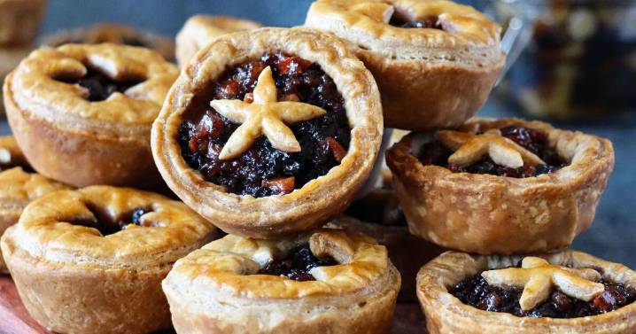 Make 'delicious' mince pies in just 12 minutes using quick method