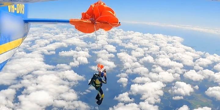 Parachutists check software after jumper snagged on plane • The Register