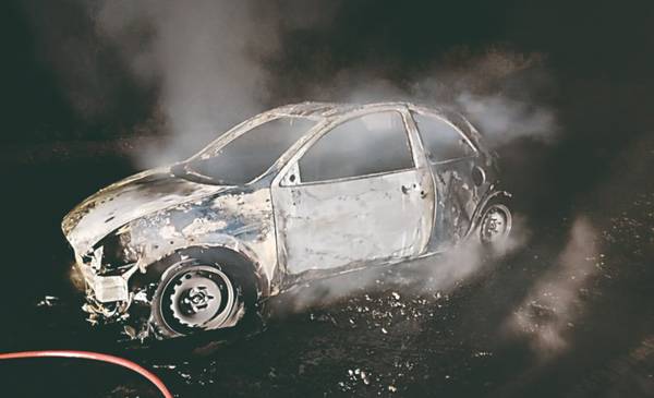 Se le incendió el auto a una mujer entre Trelew y Rawson: Ella y sus acompañantes, ilesos