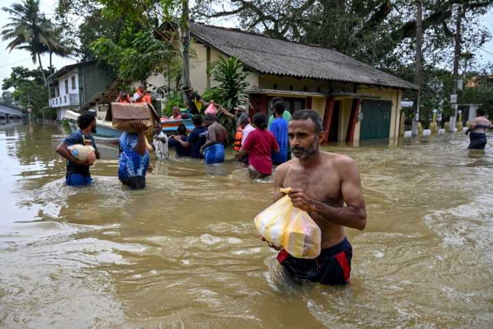 Sri Lanka eleva a 334 los muertos y 370 los desaparecidos por fuertes inundaciones