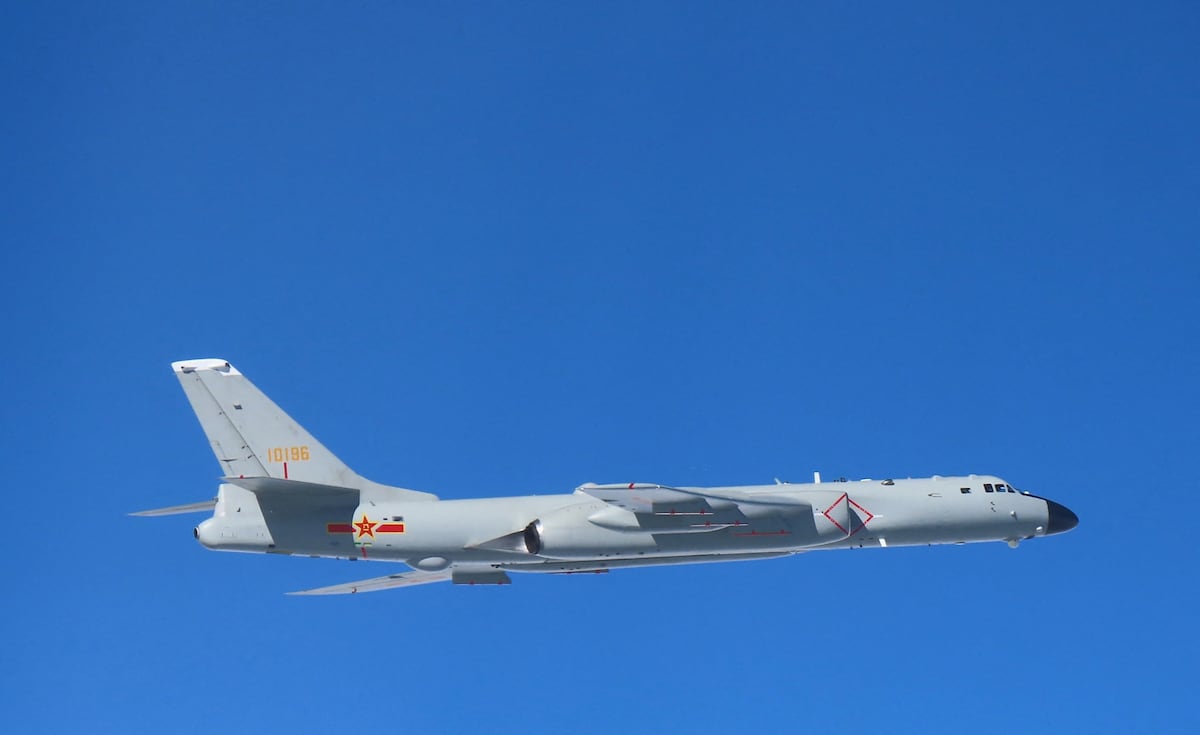 Bombarderos estadounidenses patrullan junto a cazas japoneses en una muestra de fuerza tras las maniobras de Rusia y China
