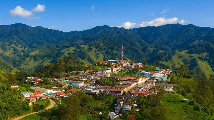 El municipio de Caldas que pocos conocen y que está sorprendiendo a los viajeros en 2025