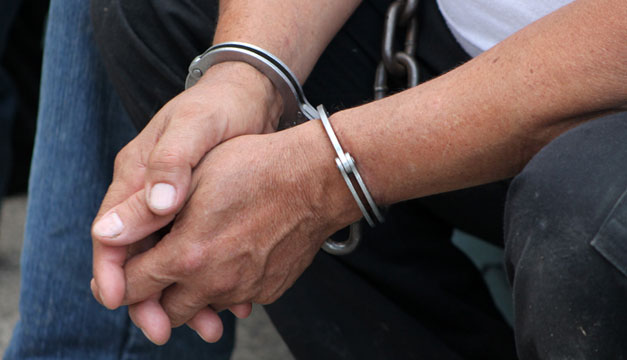 HOMBRE DESTROZA VIVIENDA