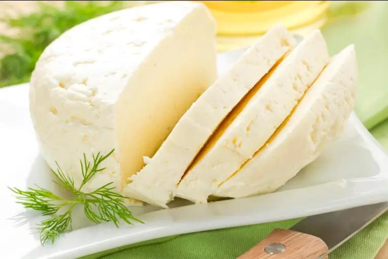 Alertaron por una bacteria en queso de una de las marcas más conocidas: los riesgos en la salud