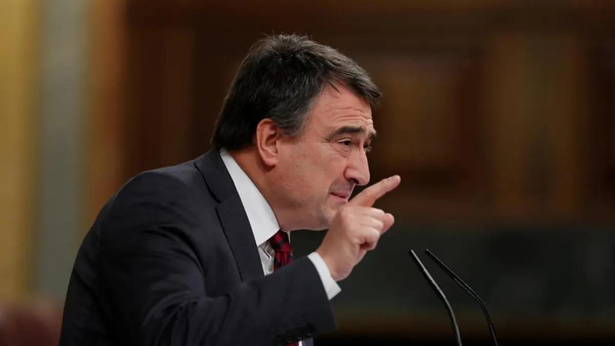 Aitor Esteban advierte al PSOE: "O consigue detener la hemorragia o Sánchez deberá plantearse convocar elecciones"